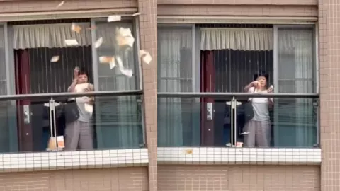 富婆高空撒钱